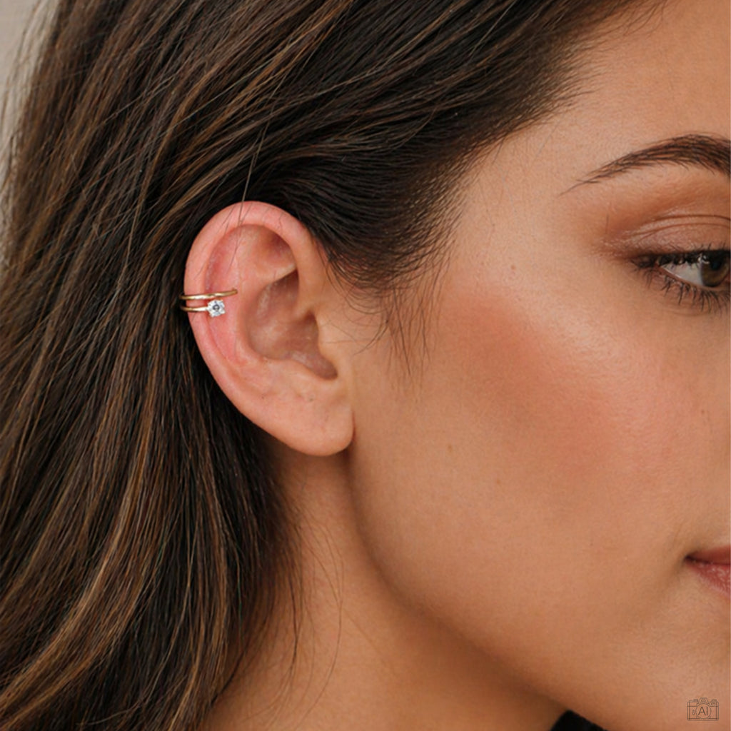 Fixpunkt Earcuff von Froyé am Ohr getragen