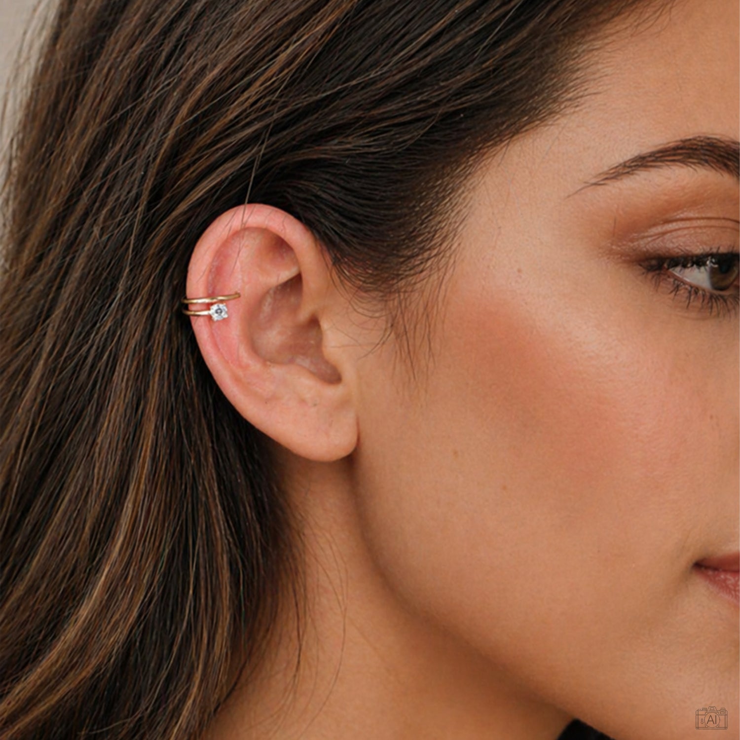 Fixpunkt Earcuff von Froyé am Ohr getragen