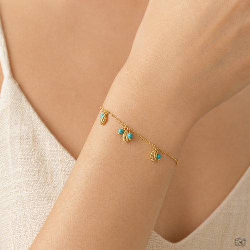 Ala Türkis-Armband von Froyé am Handgelenk getragen