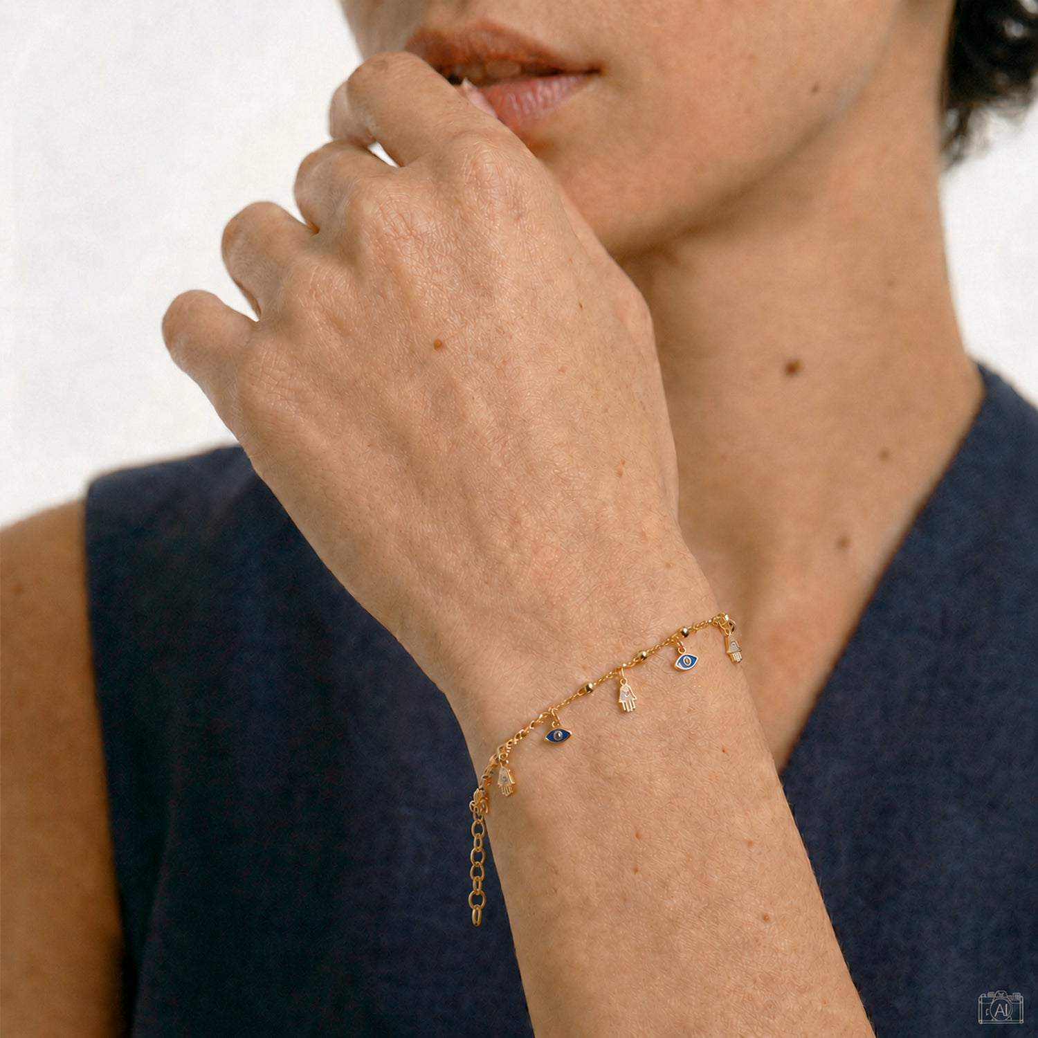 Amulet Hamsa- und Nazar-Armband von Froyé am Handgelenk getragen