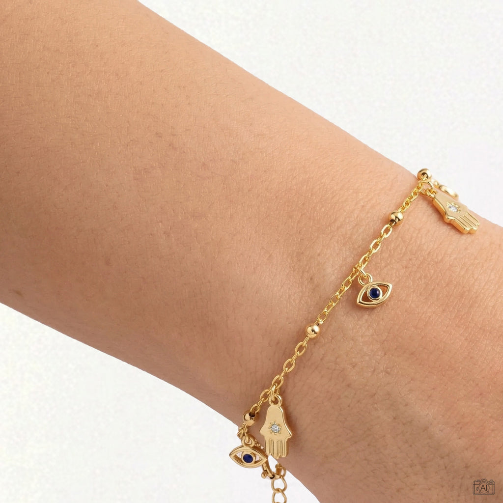 Amulet Hamsa- und Nazar-Armband von Froyé am Handgelenk getragen