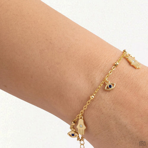 Amulet Hamsa- und Nazar-Armband von Froyé am Handgelenk getragen
