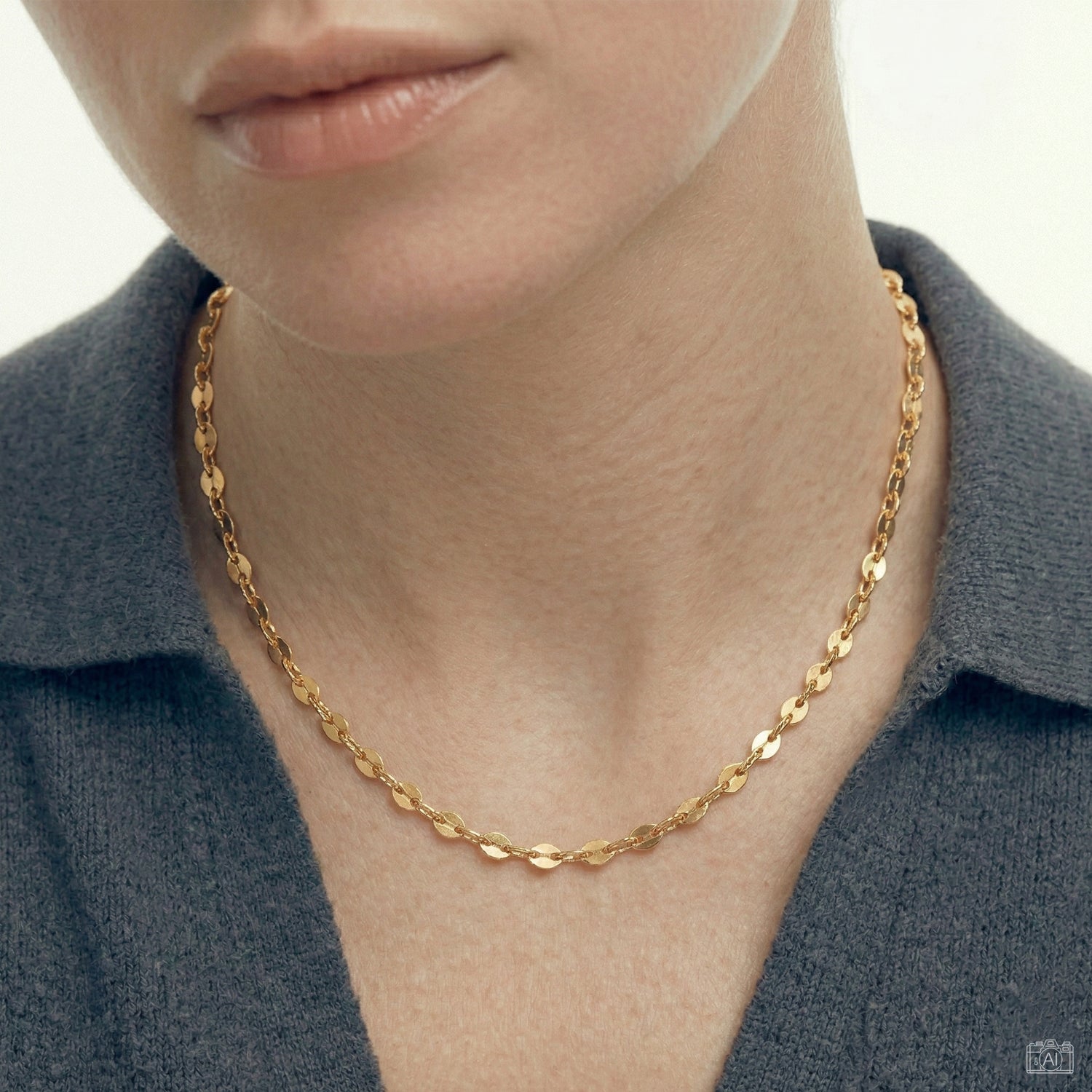 Lip Chain Halskette von Froyé am Hals getragen